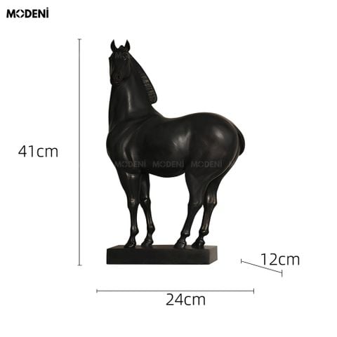 Bối cảnh bàn làm việc sang trọng với tượng trang trí Pegasus composite đen tuyền đặt cạnh sách và phụ kiện decor.