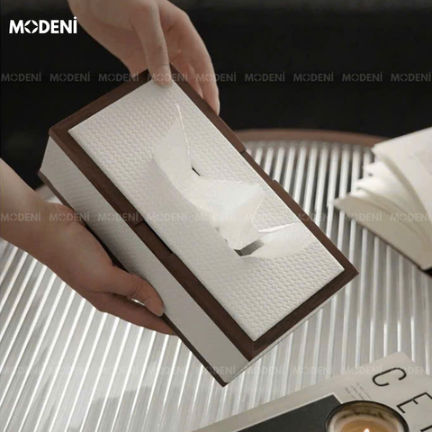 Hộp khăn giấy Orna trắng bằng gỗ phối da cao cấp đặt trên bàn làm việc tone be sáng