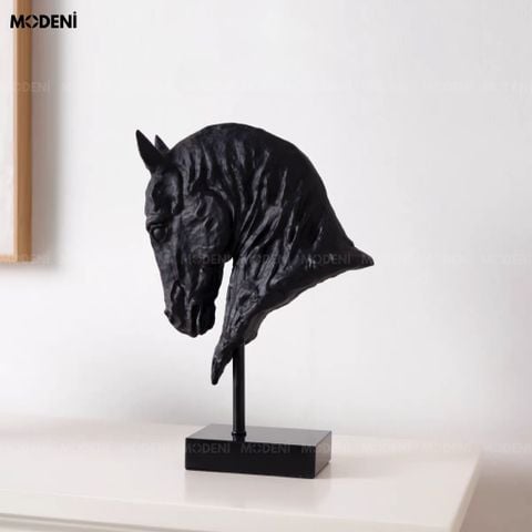 Tượng trang trí đầu ngựa Corvus hiển thị rõ bề mặt resin đen nhám cùng các đường nét cơ bắp sắc sảo.