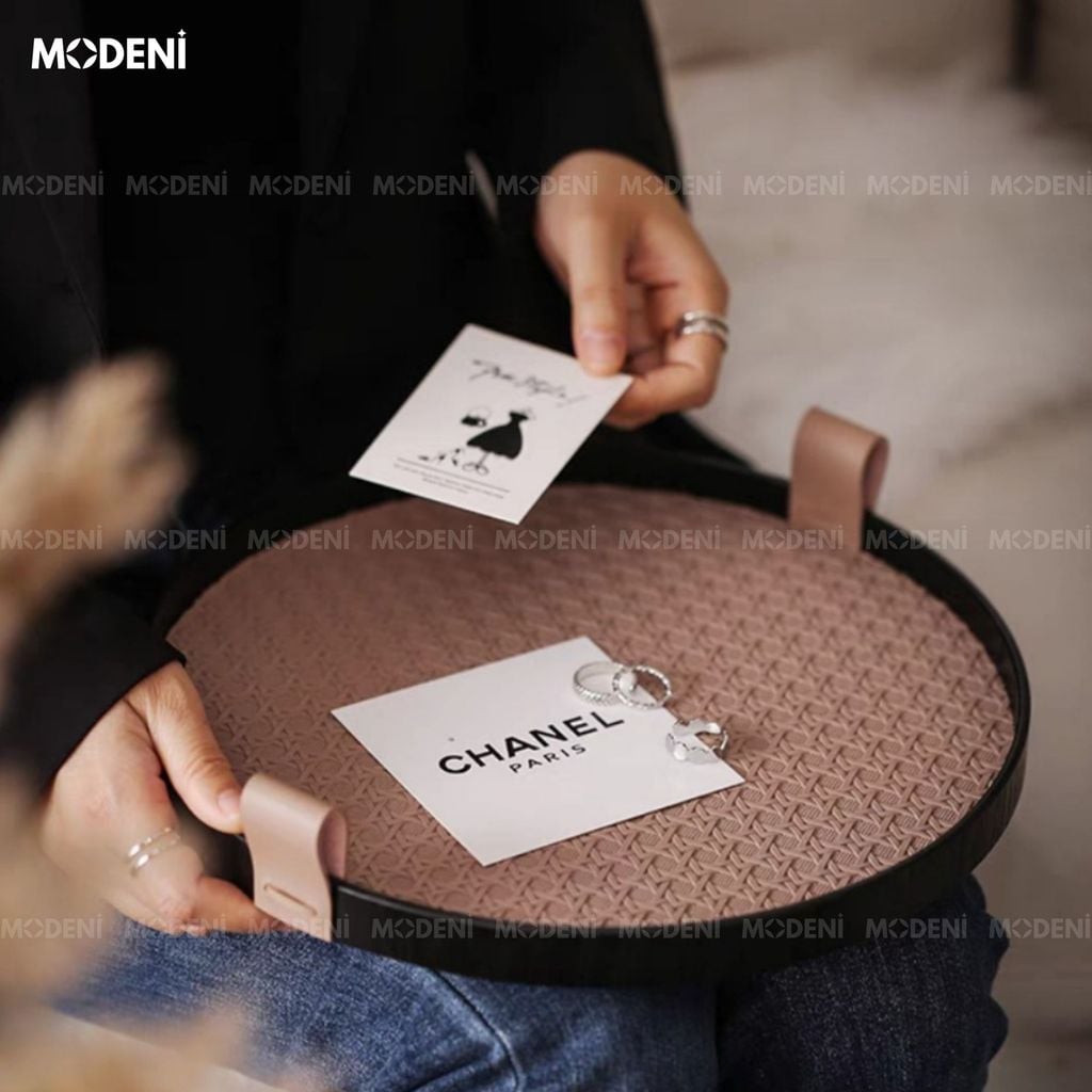 Khay Astrid Tròn Nâu Nhạt – Decor Gọn Nhẹ Hiện Đại – Mặt Da Vân Họa Tiết Nghệ Thuật, Phù Hợp Bàn Sofa, Kệ Tủ Minimal Sang Trọng