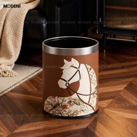 Gó của thùng rác decor hiện đại Cavallo, nổi bật chất da PU nâu và họa tiết bạch mã trắng be thanh lịch.