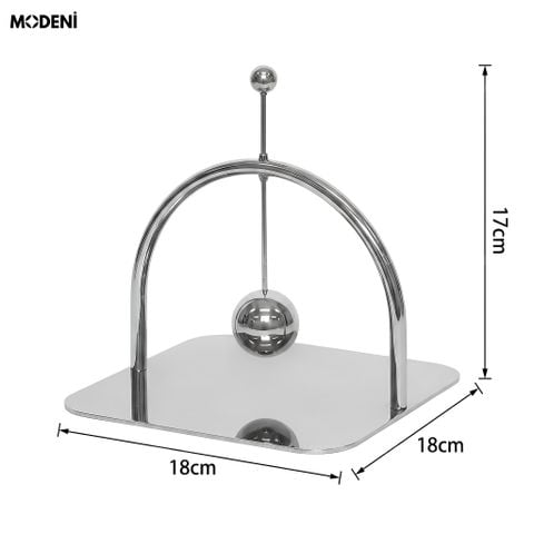 Góc chụp chính diện hộp khăn giấy chặn giấy ăn Vault bằng thép không gỉ màu bạc sáng bóng trên bàn ăn.