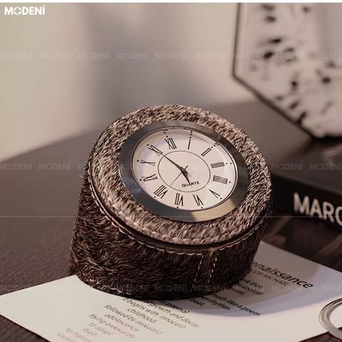 Góc trực diện đồng hồ decor Equus khung kim loại mạ vàng phối lông ngựa tự nhiên màu nâu đậm sang trọng trên nền trắng.