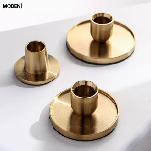 Góc chụp cận cảnh chi tiết đế bộ chân nến decor sang trọng màu vàng gold đặt trên khay gỗ trang trí.