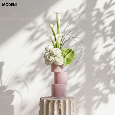 Bình hoa Blush thủy tinh hồng pastel đặt bàn, tỏa sáng không gian hiện đại.