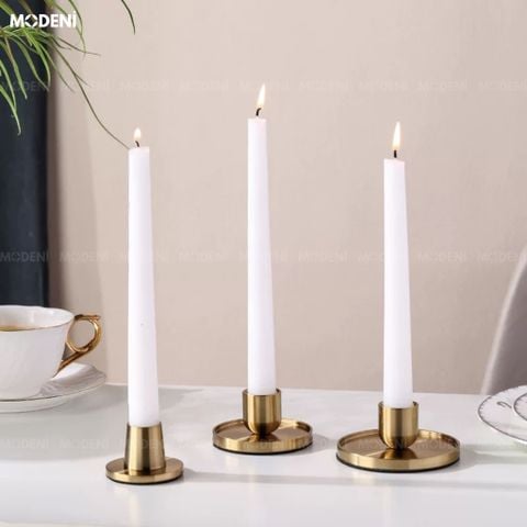 Góc chụp cận cảnh chi tiết đế bộ chân nến decor sang trọng màu vàng gold đặt trên khay gỗ trang trí.