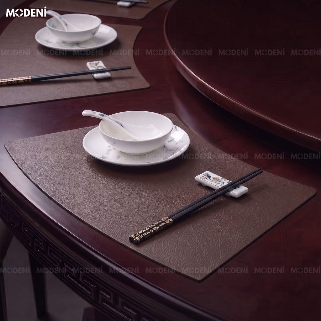 Tấm Lót Bàn Ăn Arcato Placemat PVC Giả Da Đen Nâu Dáng Cong Bán Nguyệt Chống Nước Dễ Lau Chùi Cho Bàn Tiệc