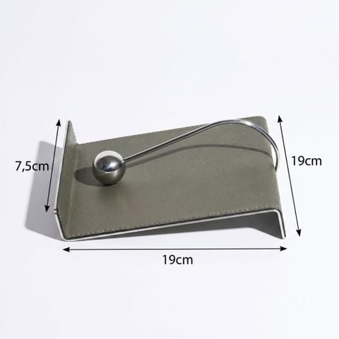 Góc chụp cận cảnh từ trên xuống nắp hộp khăn giấy Vega bằng thép không gỉ mài xước, tạo cảm giác sang trọng và chắc chắn.