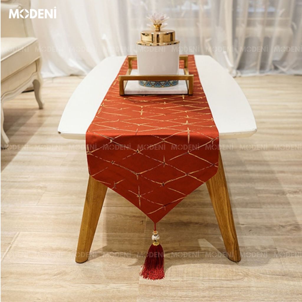 Khăn Bàn Table Runner Spring Đỏ Viền Vàng – Phủ Đẹp Từng Gấp Gọn, Khó Phai Dáng Chuẩn – Họa Tiết Kim Tuyến Giao Cắt Thanh Lịch – Phù Hợp Decor Bàn Tiệc, Nhà Phố, Sofa Mùa Lễ