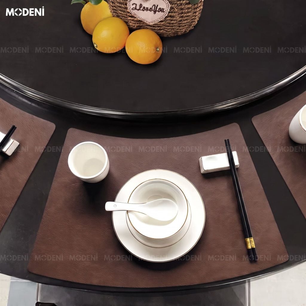 Tấm Lót Bàn Ăn Arcato Placemat PVC Giả Da Đen Nâu Dáng Cong Bán Nguyệt Chống Nước Dễ Lau Chùi Cho Bàn Tiệc