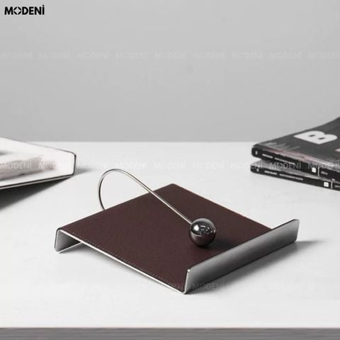 Góc chụp chính diện trên nền trắng Hộp Khăn Giấy Libra thép không gỉ phối da nâu đậm tối giản.