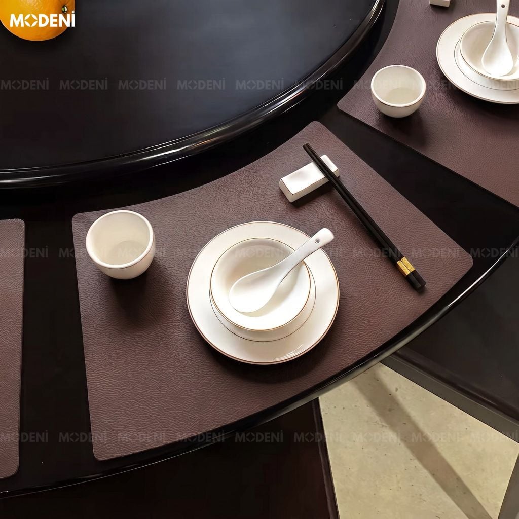 Tấm Lót Bàn Ăn Arcato Placemat PVC Giả Da Đen Nâu Dáng Cong Bán Nguyệt Chống Nước Dễ Lau Chùi Cho Bàn Tiệc