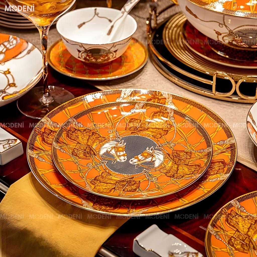Bộ Chén Đĩa Sứ Xương Cao Cấp Cavalla – Họa Tiết Ngựa Quý Sang Trọng, Sắc Cam Hermes Biểu Trưng Cho Phong Cách Sống Thượng Lưu Trên Bàn Tiệc Sang Trọng