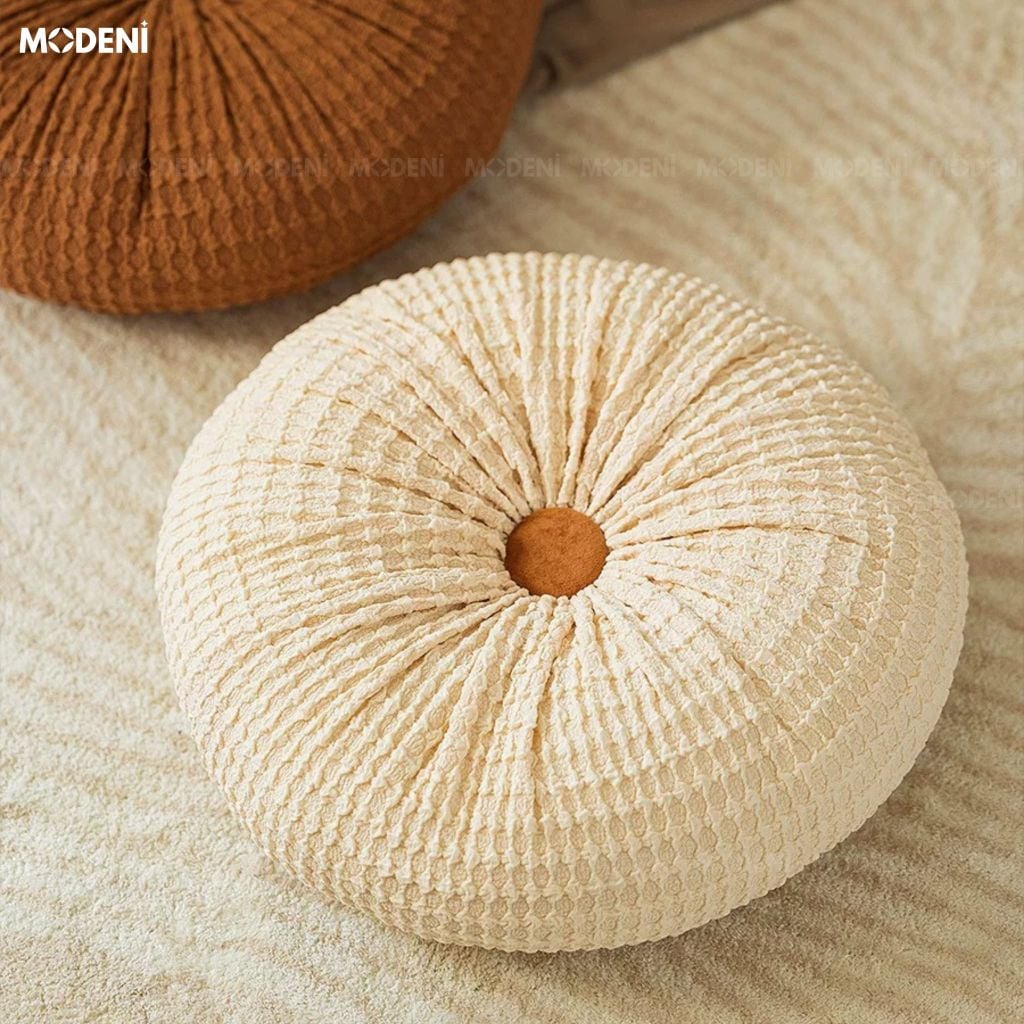 Vỏ Gối Sofa Pompon Vải Len Xốp Phong Cách Hàn Quốc Dáng Tròn Xếp Ly Đính Cúc Nâu Cho Ghế Thư Giãn