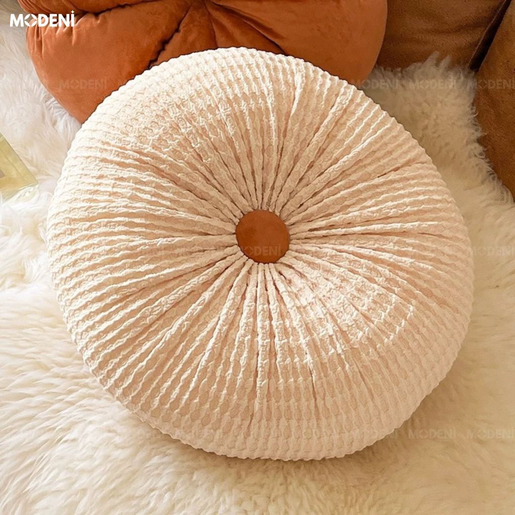 Vỏ Gối Sofa Pompon Vải Len Xốp Phong Cách Hàn Quốc Dáng Tròn Xếp Ly Đính Cúc Nâu Cho Ghế Thư Giãn