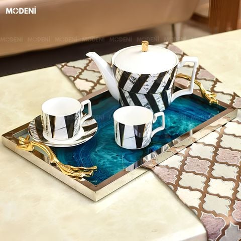 Góc chụp nghiêng trên bàn đá khay trang trí nội thất phòng khách cao cấp khung kim loại đáy vân đá xanh.