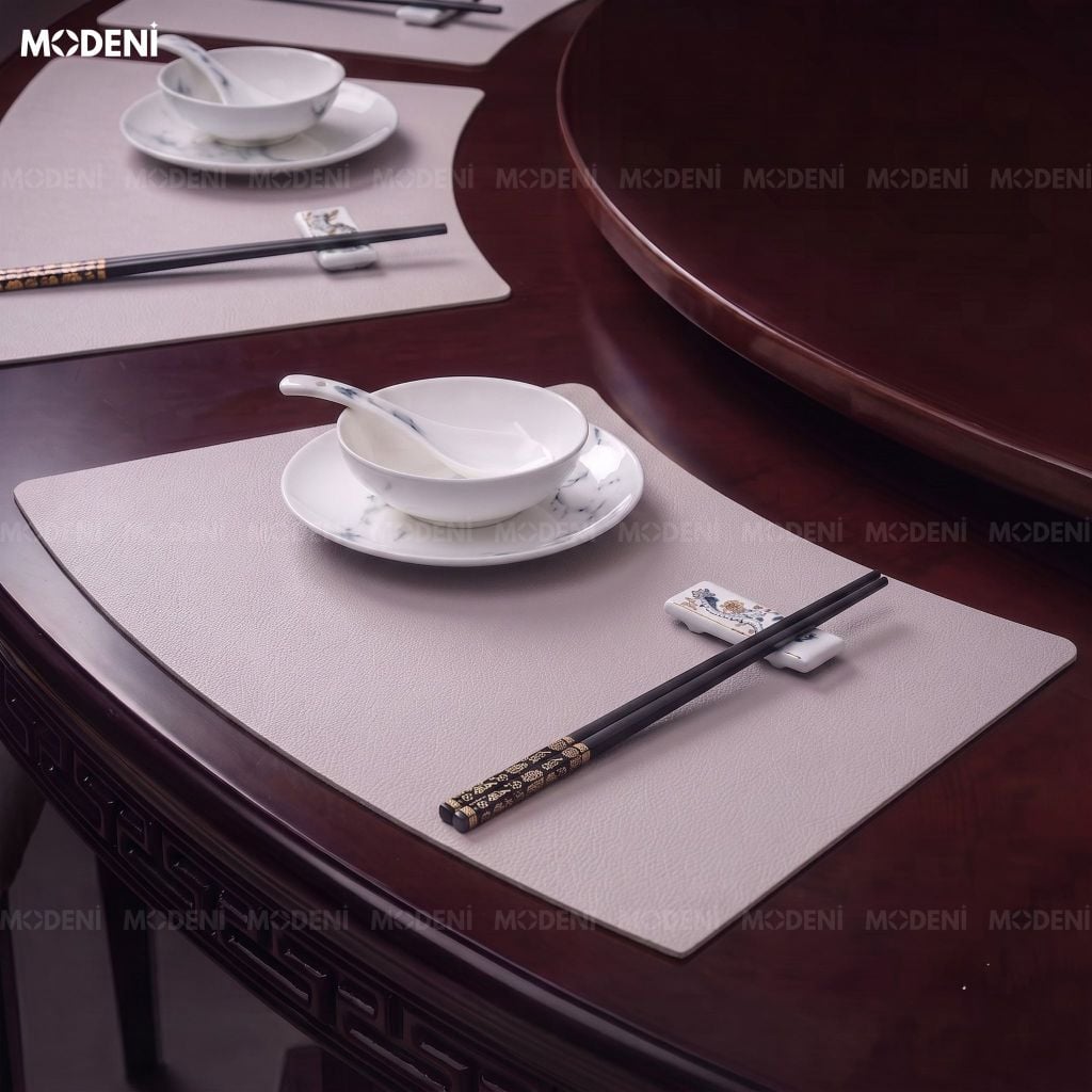 Tấm Lót Bàn Ăn Arcato Placemat PVC Giả Da Xám Trắng Dáng Cong Bán Nguyệt Chống Nước Dễ Lau Chùi Cho Bàn Tiệc