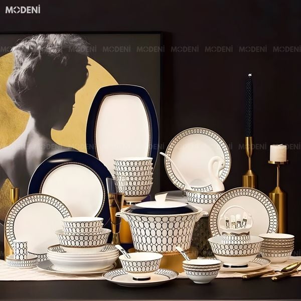  Bộ Chén Đĩa Sứ Xương Cao Cấp Aurelius – Họa Tiết Vòng Liên Hoàn Vàng Kim Trên Nền Xanh Navy Sang Trọng, Tôn Vinh Nghệ Thuật Bàn Tiệc Tinh Tế 