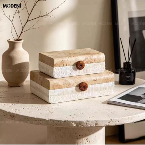 Trưng bày trên bàn đá tròn, set hộp đựng trang sức Sylva xếp chồng nổi bật với họa tiết vân gỗ nu và phần vải dệt trắng.