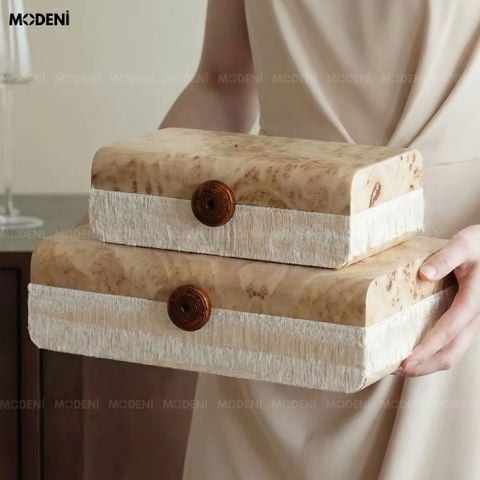 Trưng bày trên bàn đá tròn, set hộp đựng trang sức Sylva xếp chồng nổi bật với họa tiết vân gỗ nu và phần vải dệt trắng.