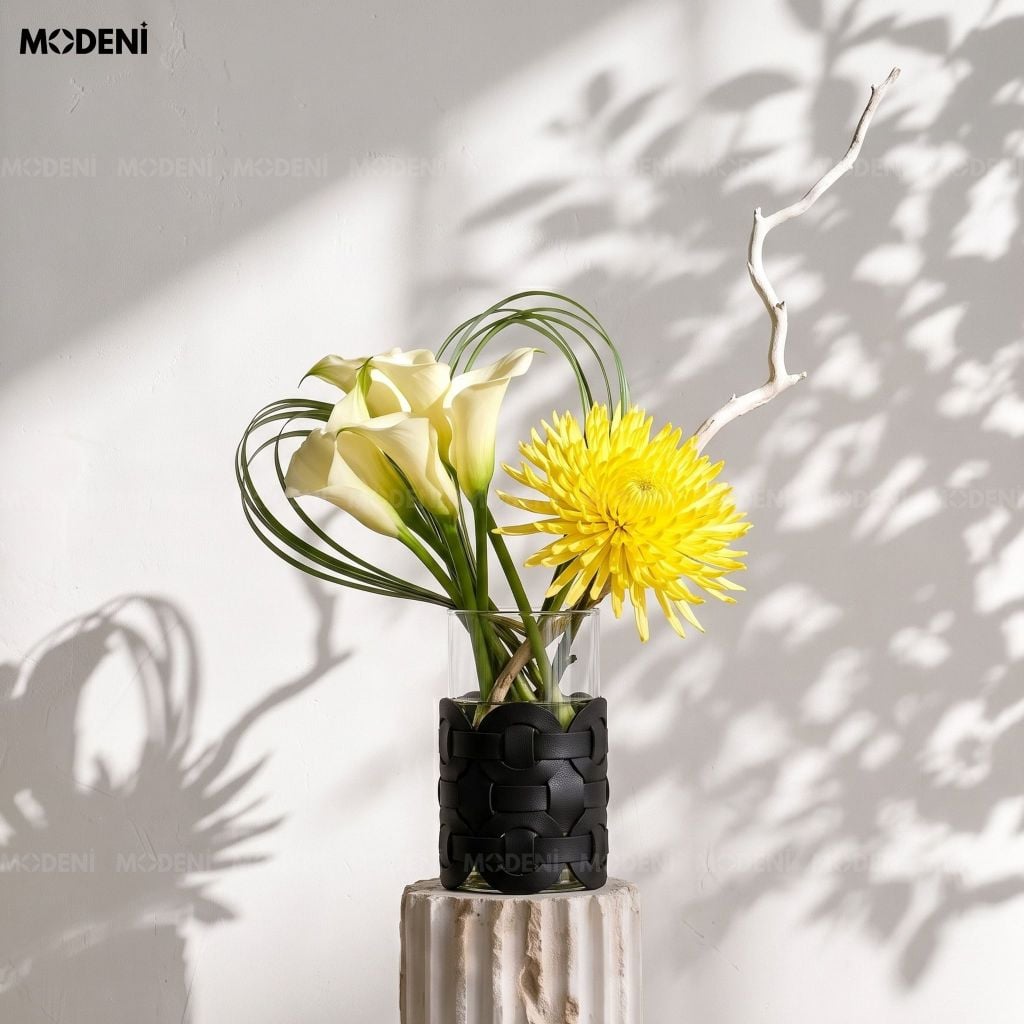 Bình Hoa Thủy Tinh Kavira Phối Da Đen Sang Trọng – Chất Liệu Thủ Công – Decor Hiện Đại Tối Giản Cho Bàn Console, Bàn Làm Việc