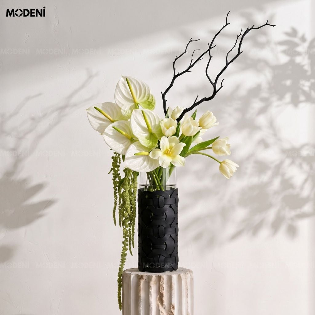 Bình Hoa Thủy Tinh Kavira Phối Da Đen Sang Trọng – Chất Liệu Thủ Công – Decor Hiện Đại Tối Giản Cho Bàn Console, Bàn Làm Việc