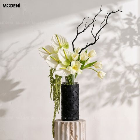  Bình Hoa Thủy Tinh Kavira Phối Da Đen Sang Trọng – Chất Liệu Thủ Công – Decor Hiện Đại Tối Giản Cho Bàn Console, Bàn Làm Việc 