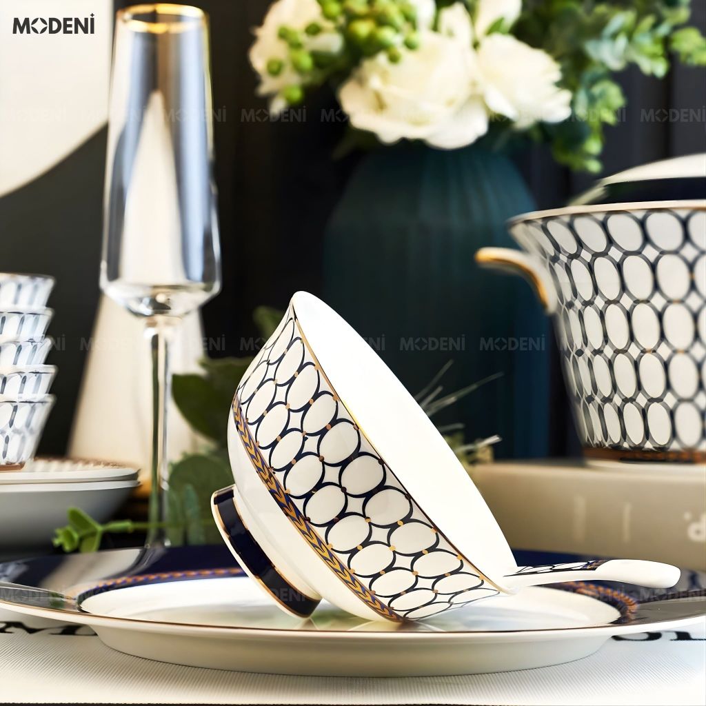 Bộ Chén Đĩa Sứ Xương Cao Cấp Aurelius – Họa Tiết Vòng Liên Hoàn Vàng Kim Trên Nền Xanh Navy Sang Trọng, Tôn Vinh Nghệ Thuật Bàn Tiệc Tinh Tế