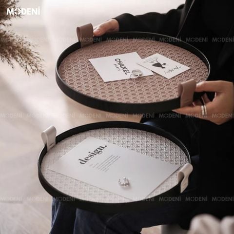 Khay Astrid Tròn Nâu, bề mặt vân da trầm ấm, decor không gian nội thất tone ấm hiện đại.