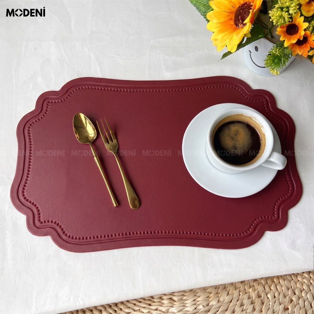 Tấm Lót Bàn Ăn Lancelot Placemat PVC Giả Da Đỏ Rượu Vang Tân Cổ Điển Chống Thấm Nước Cho Bàn Tiệc Hoàng Gia