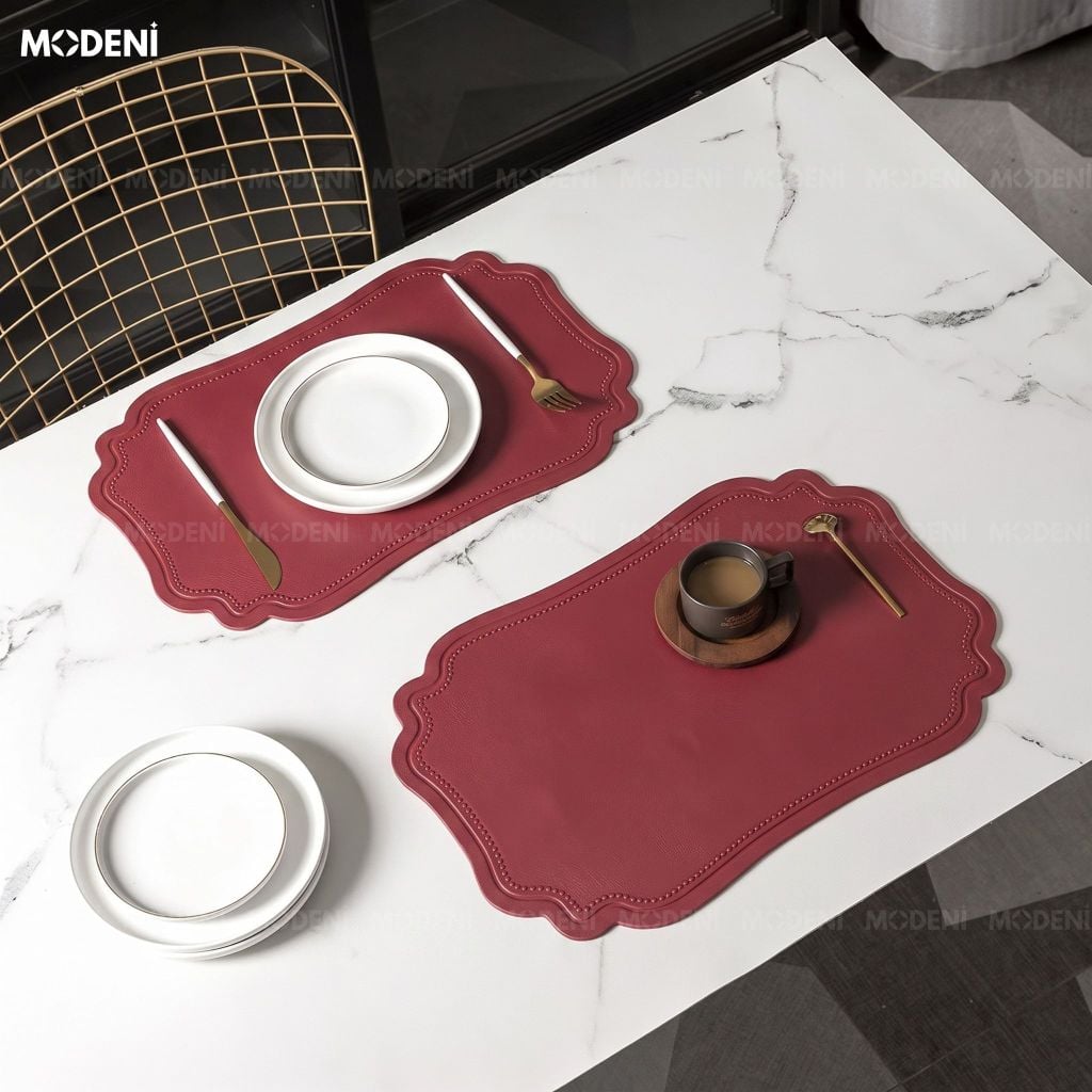 Tấm Lót Bàn Ăn Lancelot Placemat PVC Giả Da Đỏ Rượu Vang Tân Cổ Điển Chống Thấm Nước Cho Bàn Tiệc Hoàng Gia