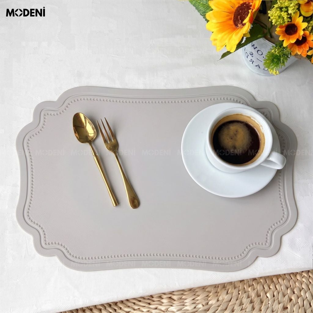 Tấm Lót Bàn Ăn Lancelot Placemat PVC Giả Da Xám Tân Cổ Điển Chống Thấm Nước Cho Bàn Tiệc Hoàng Gia