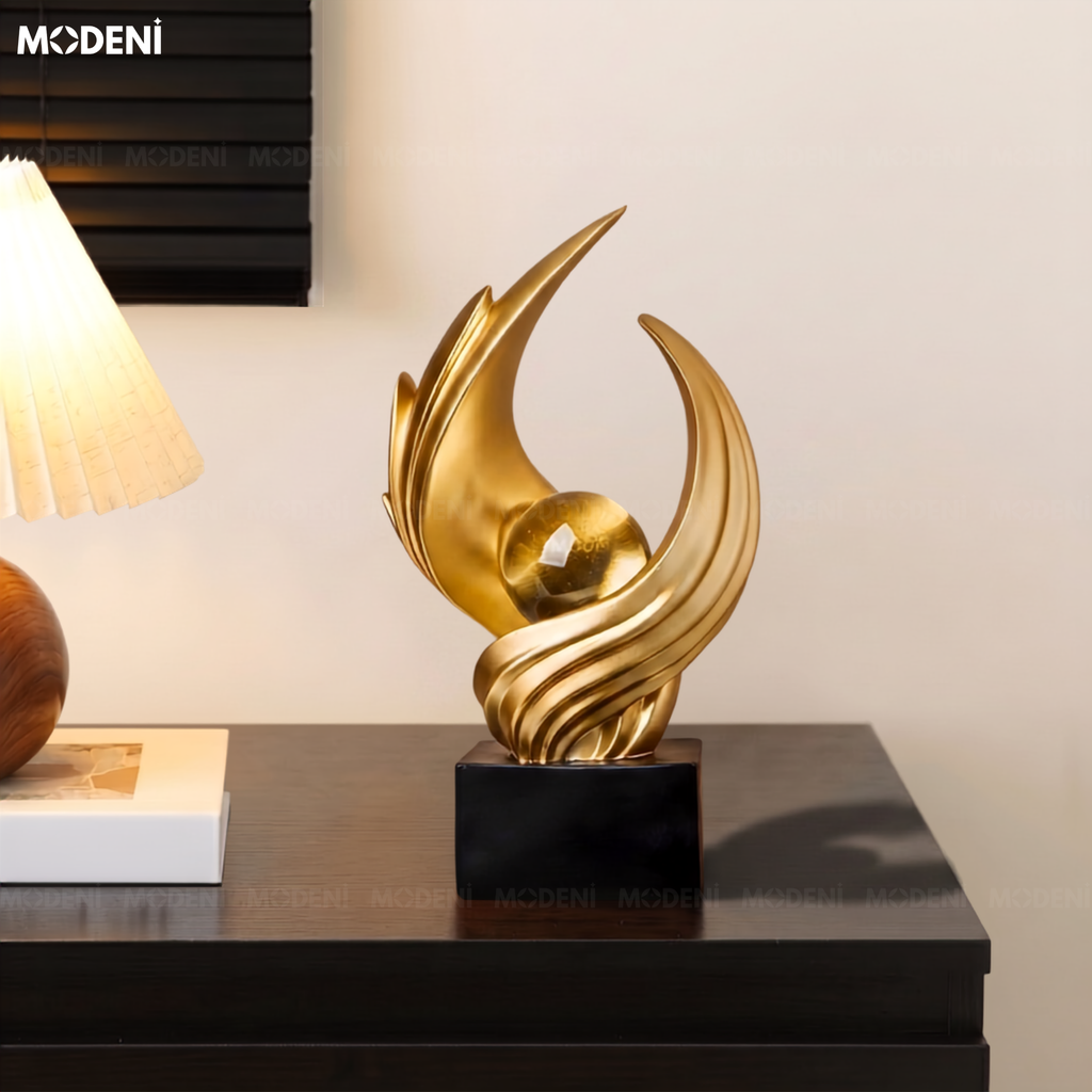 Tượng Aurel Gold - Resin cao cấp vàng ánh kim phối cầu thủy tinh trang trí mọi không gian