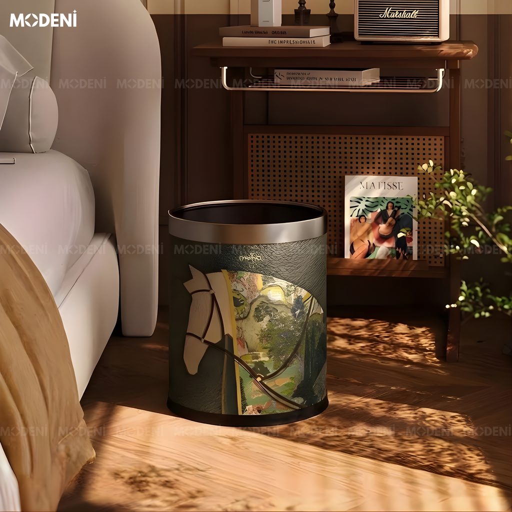 Thùng Rác Monolith Xanh Da Cao Cấp Viền Kim Loại Ánh Bạc Nghệ Thuật Cho Không Gian Sinh Hoạt Sang Trọng