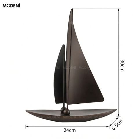 Góc nghiêng trên kệ gỗ của Tượng Trang Trí Thuyền Buồm Aura Sculpt nổi bật với thiết kế tối giản màu nâu đen.
