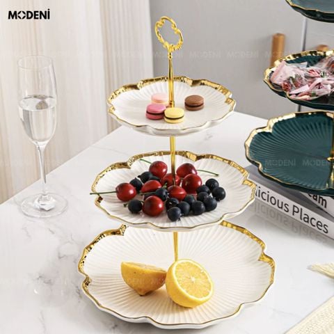 Trưng bày macaron và trái cây trên Khay 3 Tầng Magnolia Sứ Trắng Khung Mạ Gold với các đường vân nổi cánh hoa tinh tế.