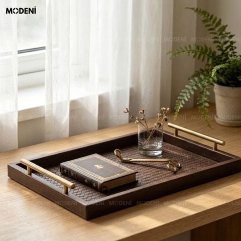 Góc chụp xiên trên bàn gỗ cạnh cửa sổ khay decor nhà cửa hiện đại sang trọng bọc da nâu đậm.