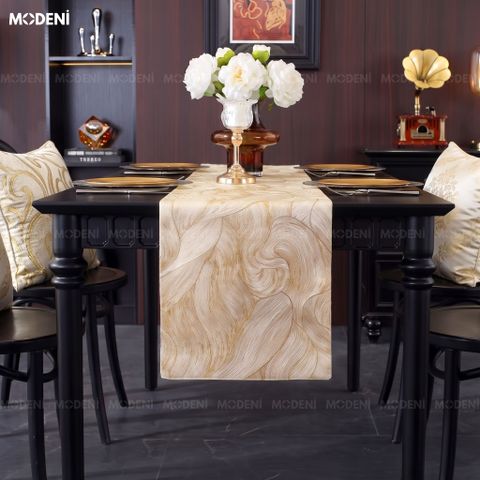 Góc nhìn trực diện trên bàn ăn gỗ đen Khăn trải bàn Table Runner Duneva buông rủ mềm mại với dải màu Gold ánh kim lấp lánh.