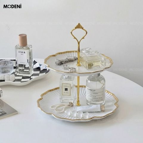 Góc chụp từ trên xuống Khay 2 Tầng Magnolia Sứ Trắng Khung Mạ Gold trưng bày trái cây và bánh ngọt, làm nổi bật tinh tế.