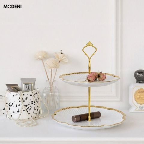 Góc chụp từ trên xuống Khay 2 Tầng Magnolia Sứ Trắng Khung Mạ Gold trưng bày trái cây và bánh ngọt, làm nổi bật tinh tế.