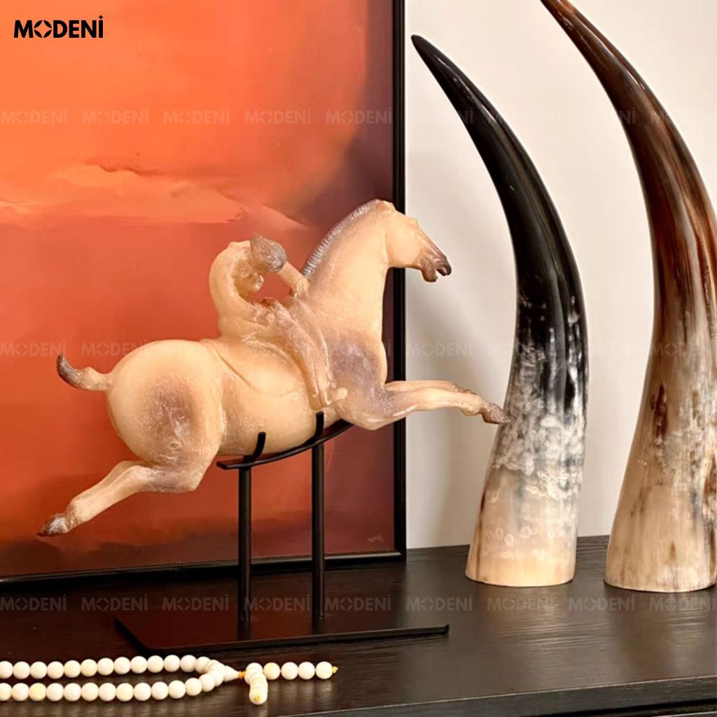 Tượng Trang Trí Velox Composite Phối Kim Loại Mã Đáo Thành Công Màu Trắng Be Mạnh Mẽ Cho Bàn Làm Việc