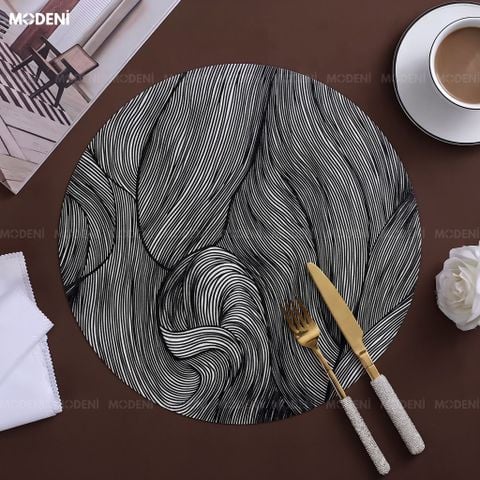 Góc nhìn từ trên xuống Tấm lót bàn ăn Placemat Ondata màu đen họa tiết vân sóng trừu tượng đặt cùng dao nĩa vàng sang trọng.