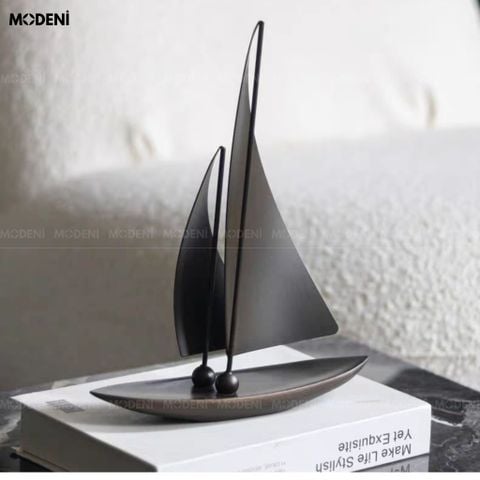 Góc nghiêng trên kệ gỗ của Tượng Trang Trí Thuyền Buồm Aura Sculpt nổi bật với thiết kế tối giản màu nâu đen.