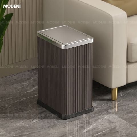 Trực diện thông số kích thước của thùng rác cao cấp Sterling, nổi bật thiết kế da sọc dọc nâu tối và nắp lật kim loại bạc.