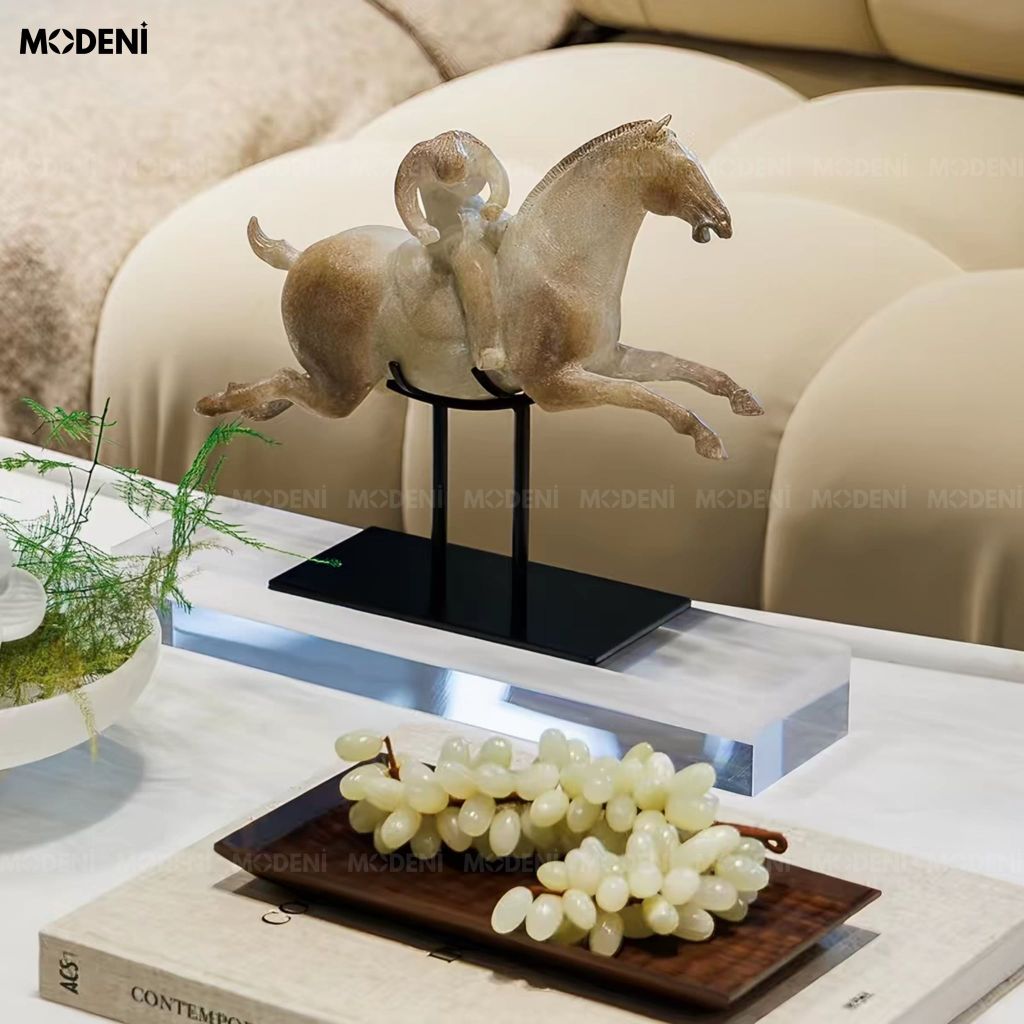 Tượng Trang Trí Velox Composite Phối Kim Loại Mã Đáo Thành Công Màu Trắng Be Mạnh Mẽ Cho Bàn Làm Việc