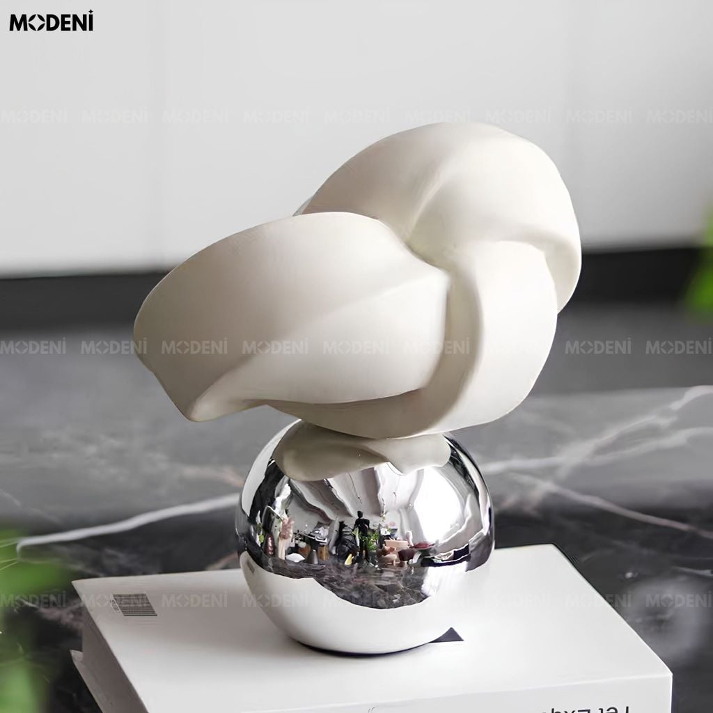 Tượng Trang Trí Nghệ Thuật Knot Composite Mờ Chân Kim Loại Trắng Bạc Đương Đại