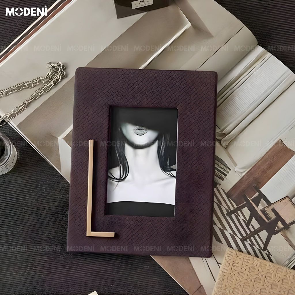 Set Khung Ảnh Deni Đen Đỏ Họa Tiết Vân Da Đà Điểu Phối Kim Loại Cao Cấp Cho Bàn Console Hiện Đại Sang Trọng