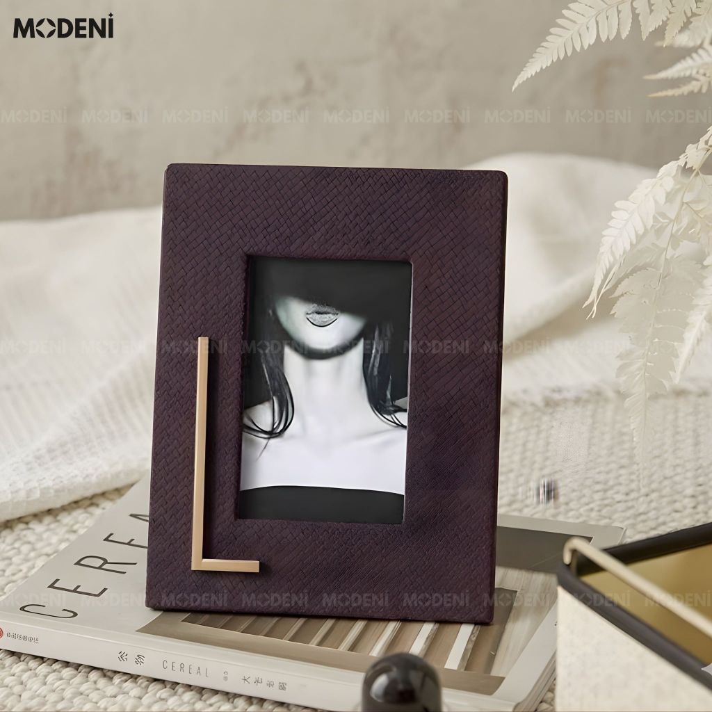 Set Khung Ảnh Deni Đen Đỏ Họa Tiết Vân Da Đà Điểu Phối Kim Loại Cao Cấp Cho Bàn Console Hiện Đại Sang Trọng