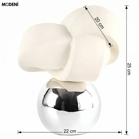 Góc trực diện tượng trang trí nghệ thuật Knot khối composite trắng mờ trên chân đế kim loại bạc sáng bóng.