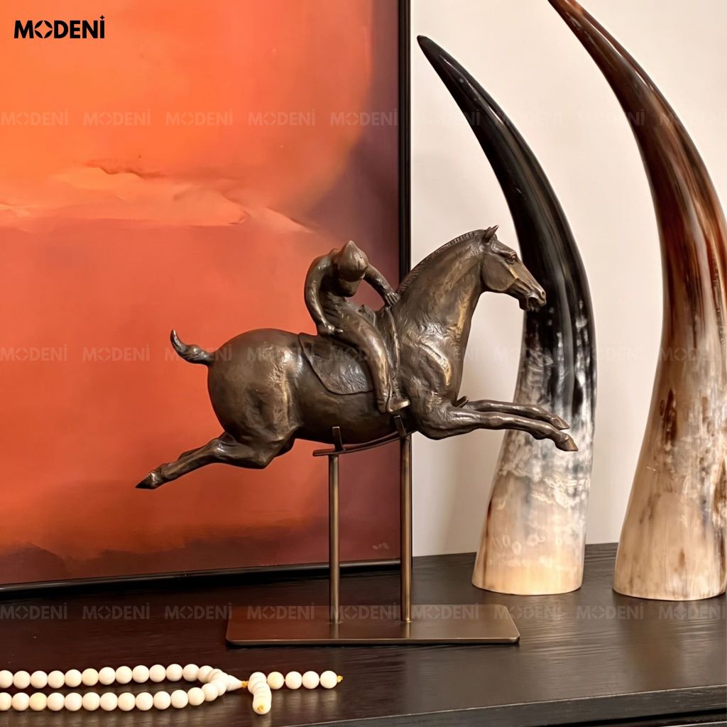 Tượng Trang Trí Velox Composite Phối Kim Loại Mã Đáo Thành Công Màu Nâu Đen Mạnh Mẽ Cho Bàn Làm Việc